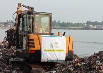 Maksimalkan Bersih-bersih di Pantai Teluk, PLTU Labuan Terjunkan Dua Alat Berat