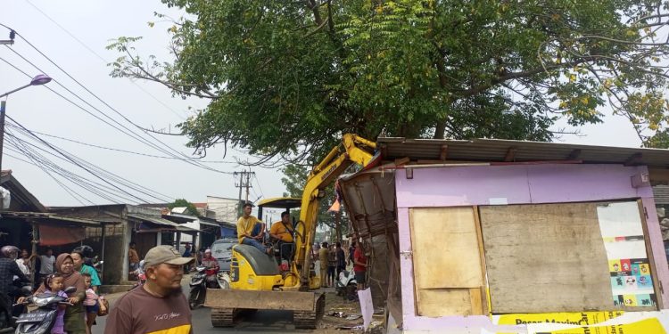 Makan Bahu Jalan, 300 Bangunan Liar di Sepatan Dirobohkan