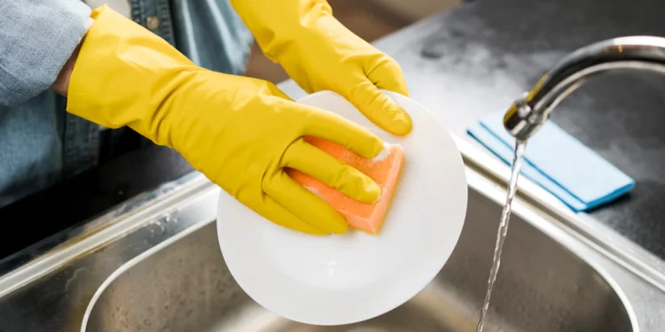 Tips Cuci Piring Bersih Tanpa Sisa Sabun