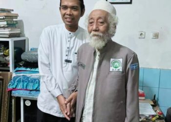 Sebelum Hadiri Tabligh Akbar, UAS Sowan ke Abuya Muhtadi dan Berziarah