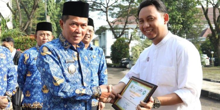 Berkomitmen Jaga Lingkungan, Pelaku Usaha dan Petugas Kebersihan di Kota Serang Dapat Penghargaan