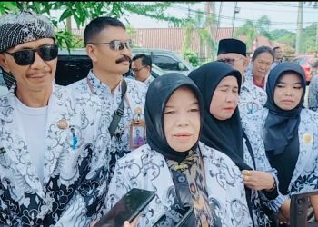 Gaji ke-13 Belum Cair, Puluhan Guru Geruduk BPKD