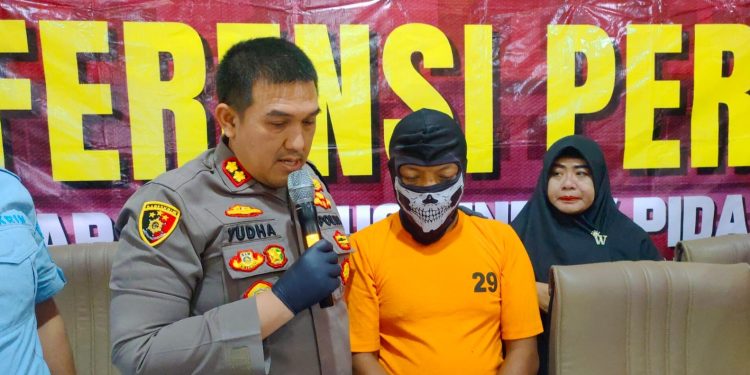 Buang Bayi Hasil Hubungan Gelap dengan Anak Kandungnya, Pria Ini Ditahan Kejari Serang