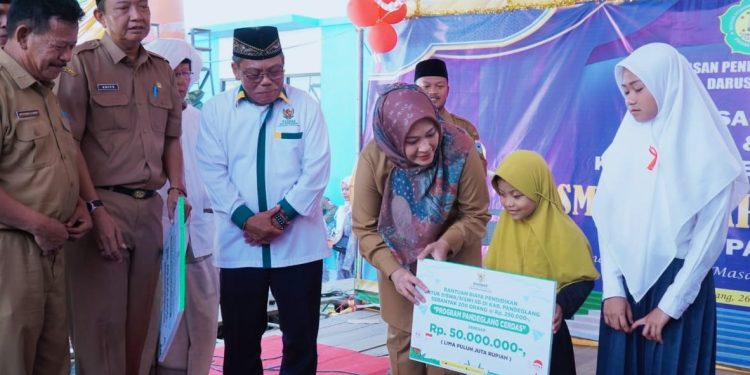 Baznas Pandeglang Bantu Uang Pendidikan 366 Siswa MTs dan SD