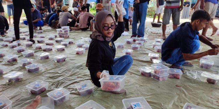 Warga Julang Cikande Dapat Bantuan 400 Paket Daging Kurban