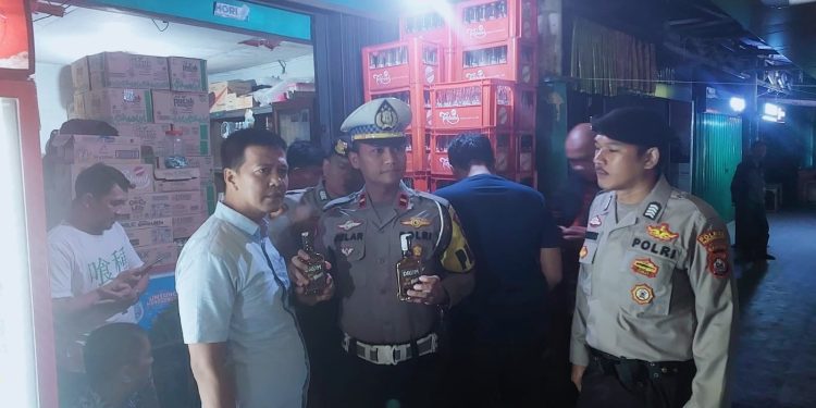Polisi Sita Ratusan Botol Miras di Pasar Anten Pandeglang