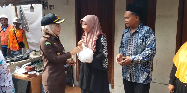 Kejari Cilegon Tebar Ratusan Paket Sembako
