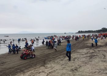 Wisatawan Pantai Anyar-Cinangka Kabupaten Serang Membeludak