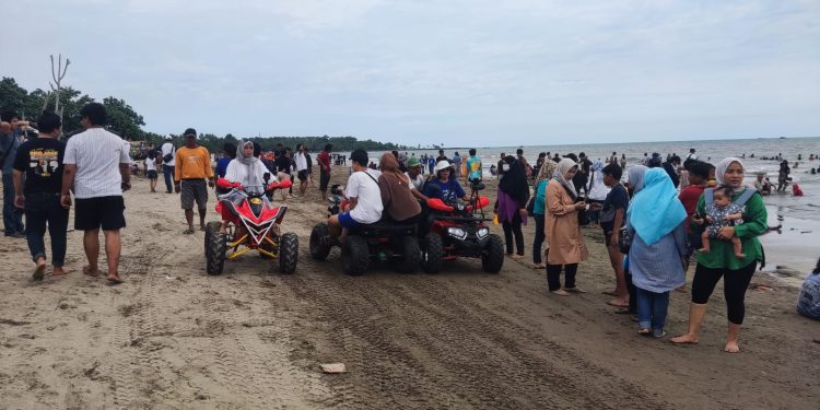 Pengunjung Pantai Pasir Putih Didominasi dari Luar Daerah