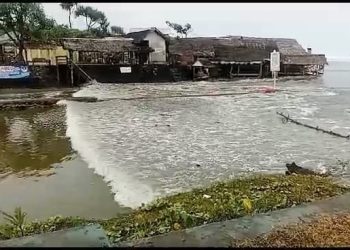Ombak Pasang di Pantai Bagedur Capai 2,5 Meter, Meluap sampai ke Warung-warung