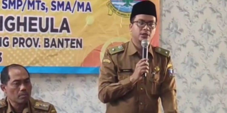 Pemdes Sindangheula Kenalkan Market Digital kepada Perajin Sapu Lidi