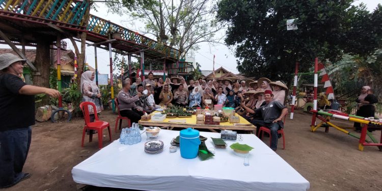 Warga Pipitan Timur Sajikan Makanan Hasil dari Kebun Saat Penjurian Lomba Kampung Resik lan Aman