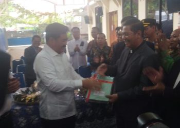 Bertandang ke Tangerang, Hadi Tjahjanto Serahkan Langsung Sertifikat Tanah Gereja HKBP Tangerang Kota