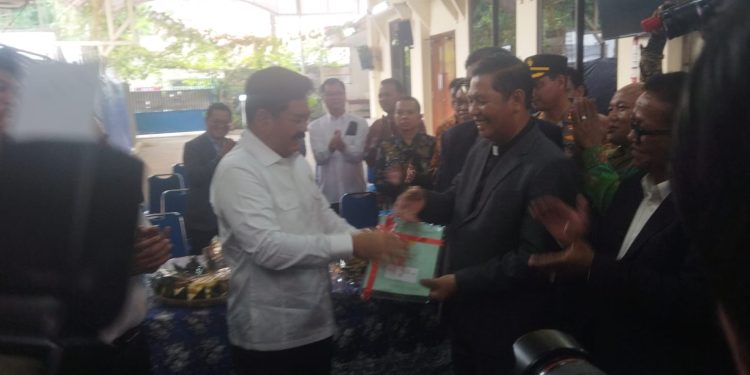 Bertandang ke Tangerang, Hadi Tjahjanto Serahkan Langsung Sertifikat Tanah Gereja HKBP Tangerang Kota