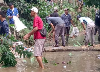 Warga dan Mahasiswa Bersih-bersih Sungai untuk Antisipasi Banjir