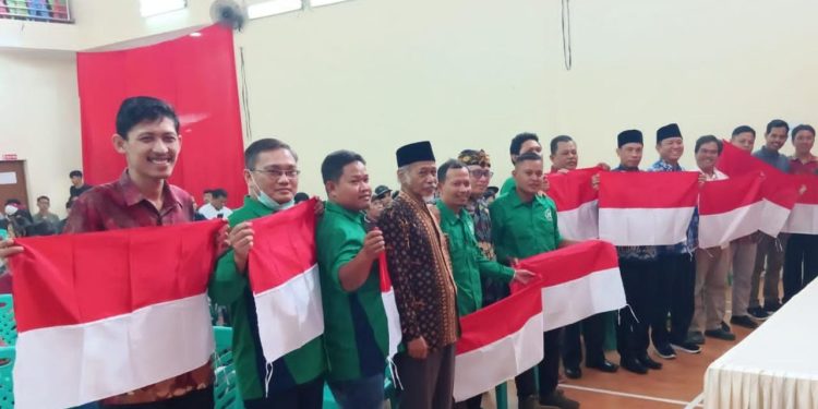 Badan Kesbangpol Lebak Bagikan 10 Ribu Bendera Merah Putih ke Masyarakat