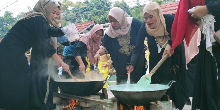 Sambut 10 Muharam, Guru Bersama Orang Tua Siswa SDN Pagadungan 2 Masak Bubur Suro