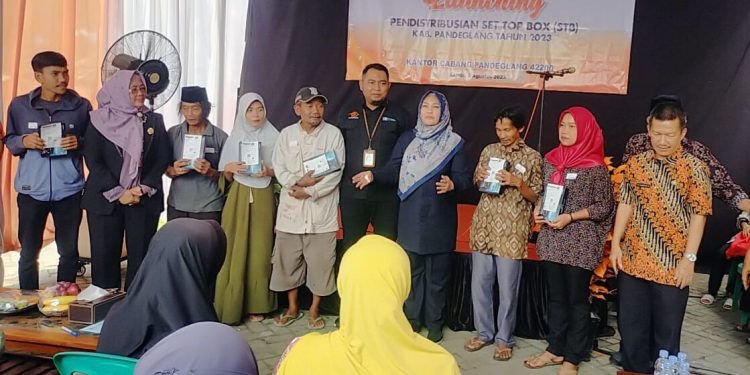 2.225 Warga Tidak Mampu di Pandeglang Terima Set Top Box Gratis