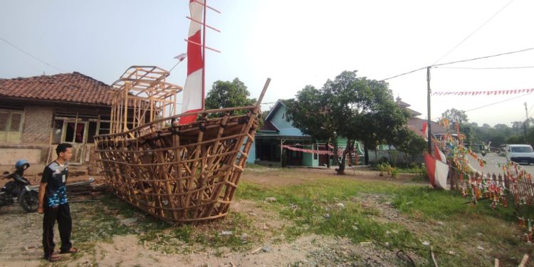 Desa Tambiluk Bangun Replika Kapal untuk Sambut LKBA Kabupaten Serang 2023