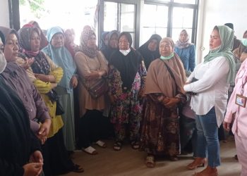 Datangi Kejari Serang, Puluhan Warga Minta Terdakwa Pembunuhan Kades Curuggoong Dihukum Ringan