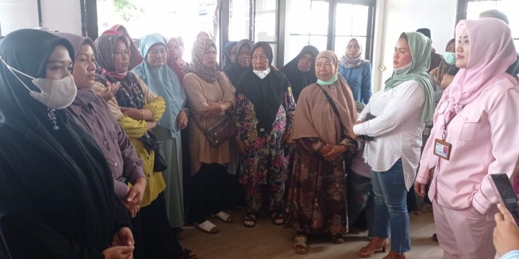 Datangi Kejari Serang, Puluhan Warga Minta Terdakwa Pembunuhan Kades Curuggoong Dihukum Ringan