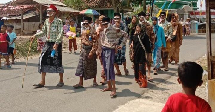 Ratusan Warga Lebak Ramaikan Lomba Gerak Jalan dengan Pakaian Unik