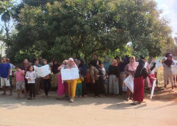 Emak-emak di Maja Unjuk Rasa Protes Truk Pengangkut Tanah