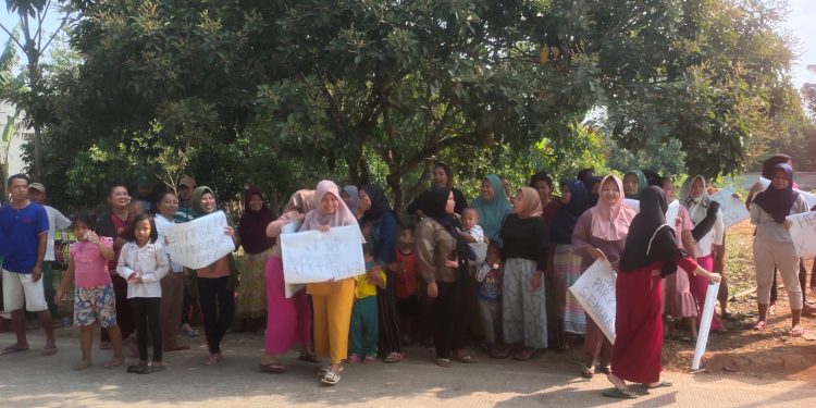 Emak-emak di Maja Unjuk Rasa Protes Truk Pengangkut Tanah