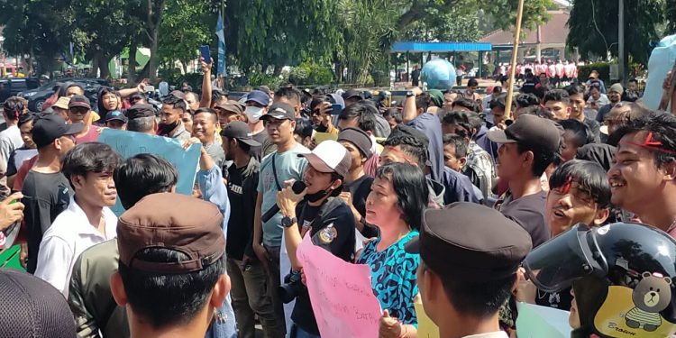 Ratusan Pedagang di Lebak Mogok Kerja dan Lakukan Aksi di Depan Kantor Pemkab Lebak