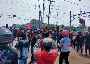 Aksi Pedagang di Lebak Bongkar Paksa Pagar Penutup Jalan Menuju Pasar Rangkasbitung