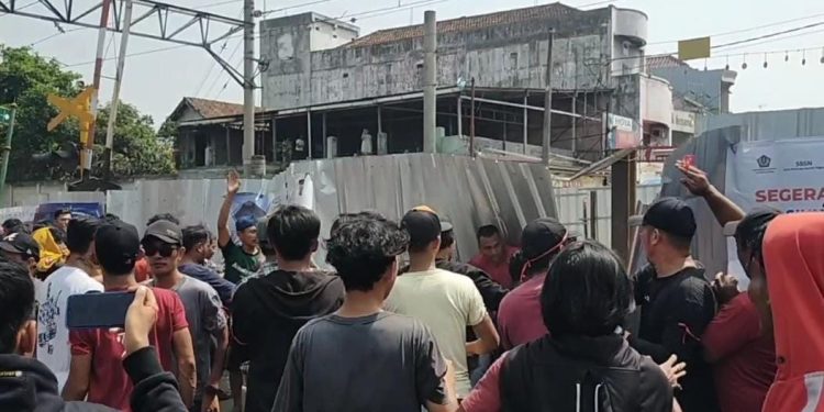 Dibongkar Paksa Pedagang, Ini Alasan Pemkab Lebak Tetap Menutup Permanen Perlintasan Kereta Api