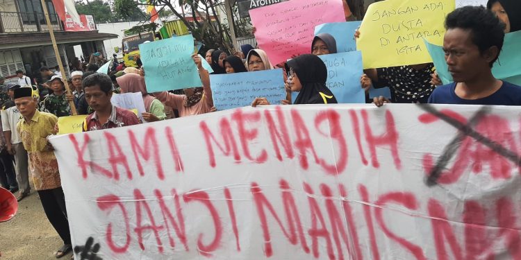 Sawah Rusak, Puluhan Warga Geruduk Kantor Desa Mekarjaya