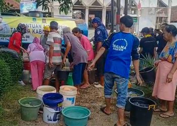 Warga Warunggunung Antusias Dapat Bantuan Air Dari Tagana Lebak