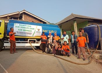 Tanggapi Keluhan Warga, Baznas Cilegon Kirim Bantuan Air Bersih ke Mekarsari