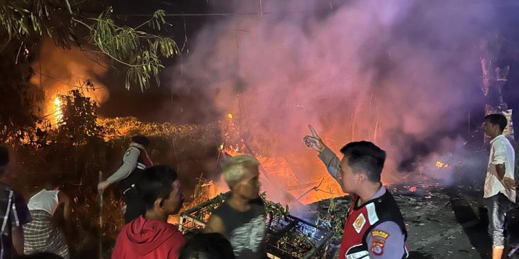 Gara-Gara Bakar Rumput Sembarangan, Api Membesar dan Membakar Gubuk