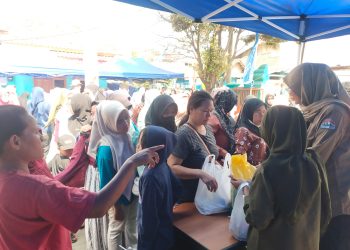 Warga Serbu Bazar Pangan Murah DKPP Cilegon