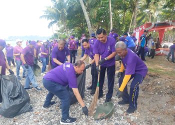 Pegawai KSOP Kelas I Banten Bersih-Bersih Pantai