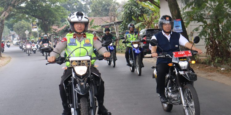Keliling Naik Motor, Pj Bupati Tangerang Pantau Pilkades Serentak&nbsp;