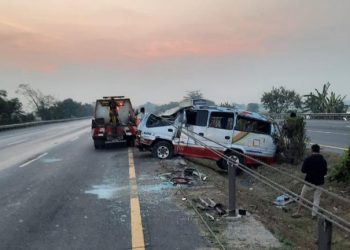 Dihantam Ban Truk yang Lepas, Mobil Elf Alami Kecelakaan di Tol Tangerang Merak