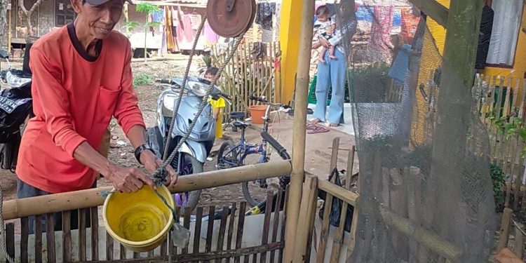 Demi Air Bersih, Warga Lebak Rela Antre Sejak Dini Hari