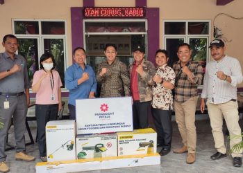 CSR Paramount Land, Bagikan Mesin Pemotong Rumput dan Alat Fogging