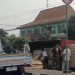 Truk Terguling di Depan Kodim 0602 Serang, Muatan Kayu Berceceran ke Jalan