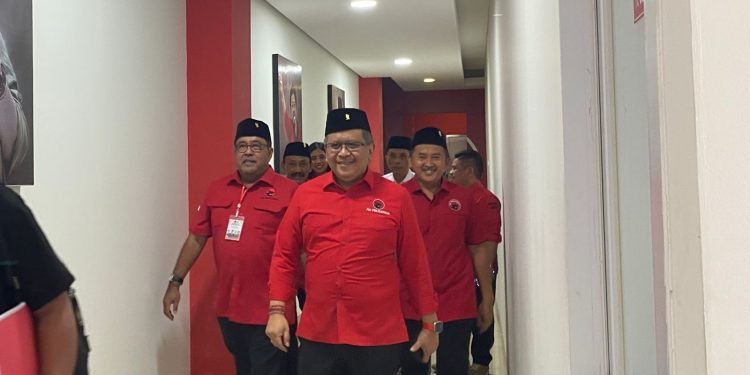 Soal Pilgub Banten, Hasto Instruksikan Caleg Pasang Gambar Rano Karno hingga Pelosok