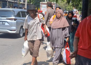 Di Kecamatan Jombang, Presiden Jokowi Bagikan Ribuan Kilogram Beras