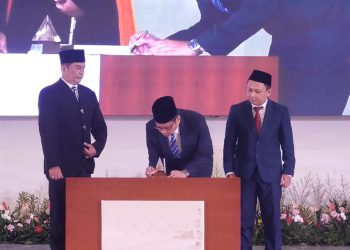 Abdul Malik Resmi Jabat Rektor Unsera 2023-2028