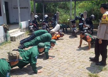 Tingkatkan Kedisiplinan, Linmas Kelurahan Pandeglang Dilatih PBB Menyambut Pemilu 2024