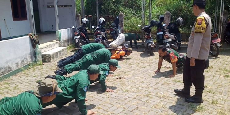 Tingkatkan Kedisiplinan, Linmas Kelurahan Pandeglang Dilatih PBB Menyambut Pemilu 2024