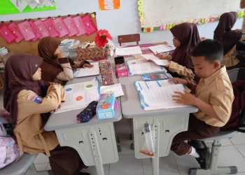 Guru dan Murid SDN Tembulun 2 Harus Beli Air