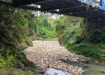 Warga Keluhkan Tumpukan Sampah di Aliran Sungai Cibanten Kota Serang