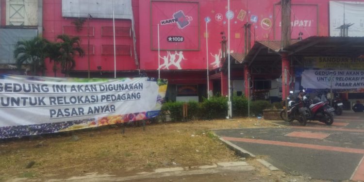7 Mobil Damkar Bantu Relokasi Pedagang Pasar Anyar
